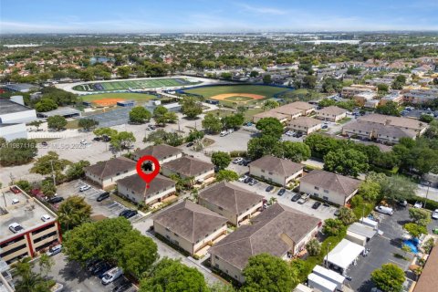 House in Hialeah, Florida 3 bedrooms, 109.62 sq.m. № 2048663 - photo 9