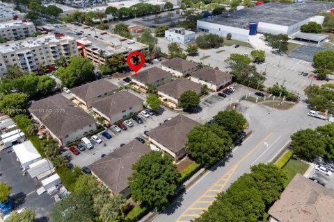 House in Hialeah, Florida 3 bedrooms, 109.62 sq.m. № 2048663 - photo 8