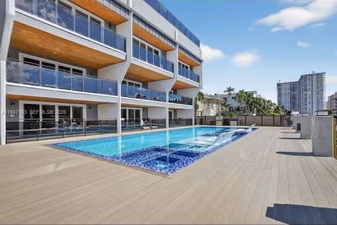 Adosado en North Miami Beach, Florida 3 dormitorios, 227.61 m2 № 2054642