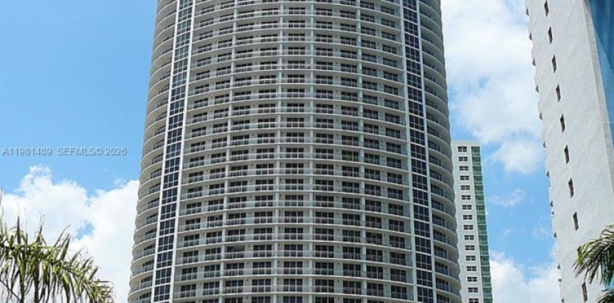 Кондоминиум с 2 спальнями в Майами, Флорида № 2047087