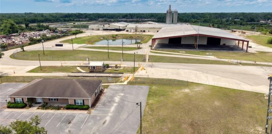 Commercial property in Perry, Florida № 2100970