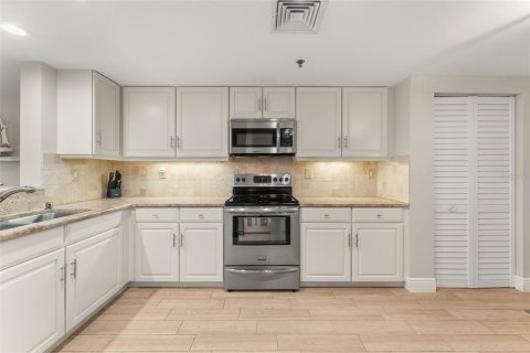 Condo in Stuart, Florida, 2 bedrooms  № 2376850 - photo 24