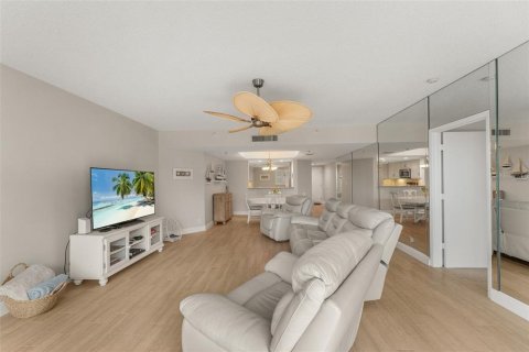 Condo in Stuart, Florida, 2 bedrooms  № 2376850 - photo 23