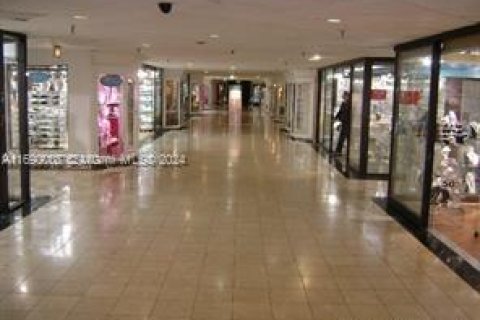 Propiedad comercial en venta en Miami, Florida № 1943188 - foto 2