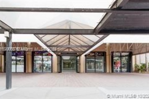 Propiedad comercial en venta en Miami, Florida № 1943188 - foto 3