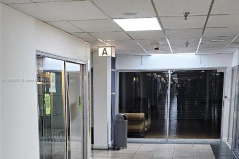 Propiedad comercial en venta en Miami, Florida № 1943188 - foto 11