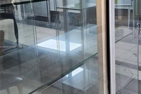 Propiedad comercial en venta en Miami, Florida № 1943188 - foto 10