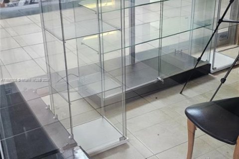 Propiedad comercial en venta en Miami, Florida № 1943188 - foto 13