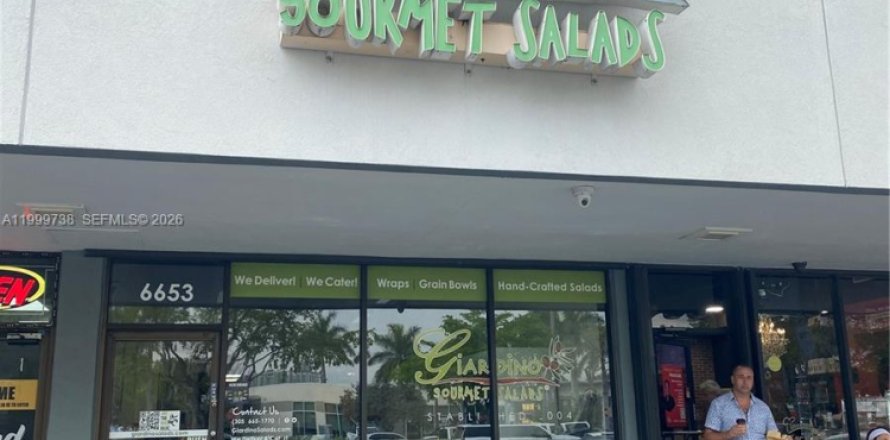Commercial property in South Miami, Florida № 2180667