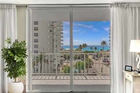 Copropriété à vendre à Hollywood, Floride: 2 chambres, 101.64 m2 № 1934224 - photo 1