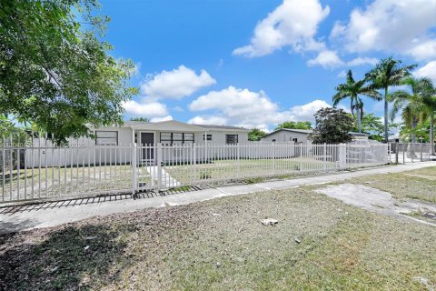 House in Homestead, Florida 3 bedrooms, 112.97 sq.m. № 2086666 - photo 2