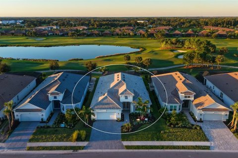 House in Lakewood Ranch, Florida 3 bedrooms, 279.08 sq.m. № 2416565 - photo 2