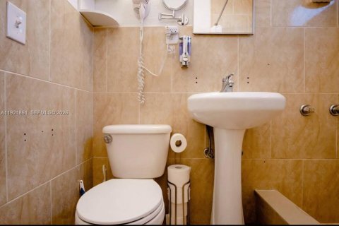 Casa en alquiler en Miami, Florida, 2 dormitorios, 237.09 m2 № 1975800 - foto 16