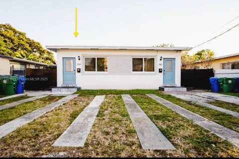 Снять в аренду виллу или дом в Майами, Флорида 2 спальни, 237.09м2, № 1975800 - фото 17