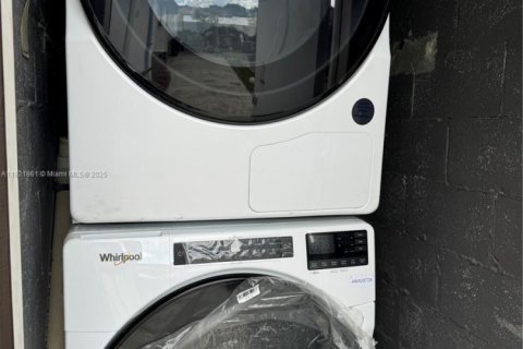 Снять в аренду виллу или дом в Майами, Флорида 2 спальни, 237.09м2, № 1975800 - фото 16