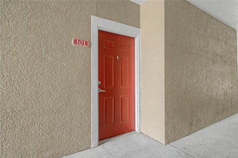Condo in Orlando, Florida, 2 bedrooms № 2207277 - photo 2