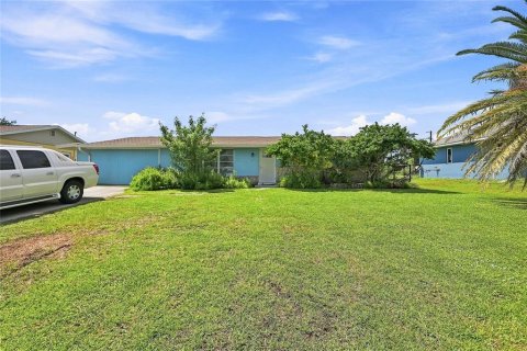 House in Port Charlotte, Florida 2 bedrooms, 110.37 sq.m. № 2296353