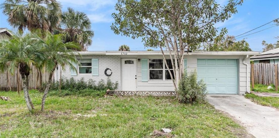 House in Port Richey, Florida 2 bedrooms, 62.8 sq.m. № 2100545
