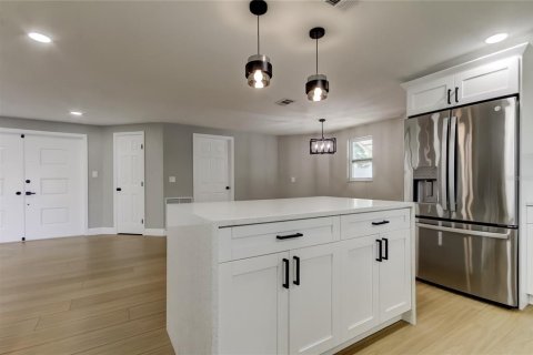 House in Tampa, Florida 4 bedrooms, 171.4 sq.m. № 1751733 - photo 15