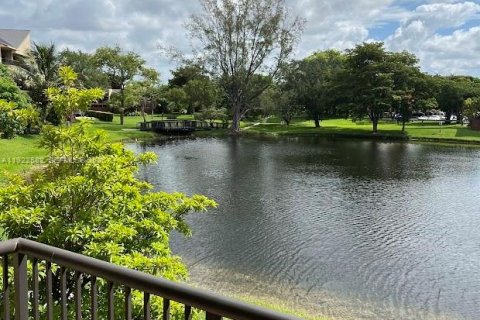 Condo in Miami, Florida, 2 bedrooms  № 2086331 - photo 2