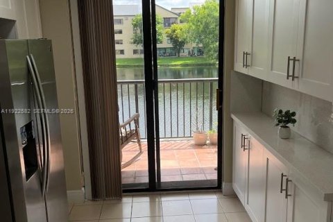 Condo in Miami, Florida, 2 bedrooms  № 2086331 - photo 4