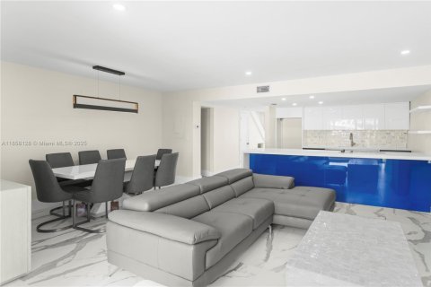 Townhouse in North Miami Beach, Florida 2 bedrooms, 145.86 sq.m. № 1960399 - photo 3