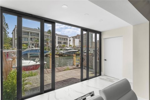 Townhouse in North Miami Beach, Florida 2 bedrooms, 145.86 sq.m. № 1960399 - photo 2