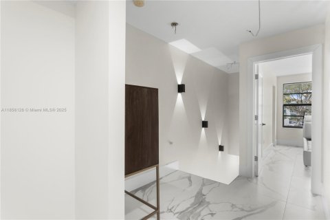Townhouse in North Miami Beach, Florida 2 bedrooms, 145.86 sq.m. № 1960399 - photo 10