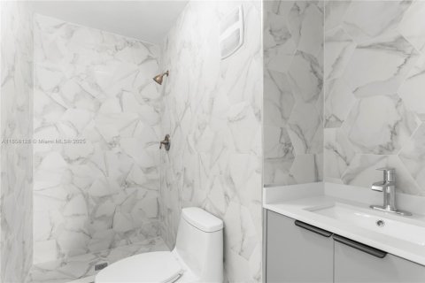 Townhouse in North Miami Beach, Florida 2 bedrooms, 145.86 sq.m. № 1960399 - photo 13