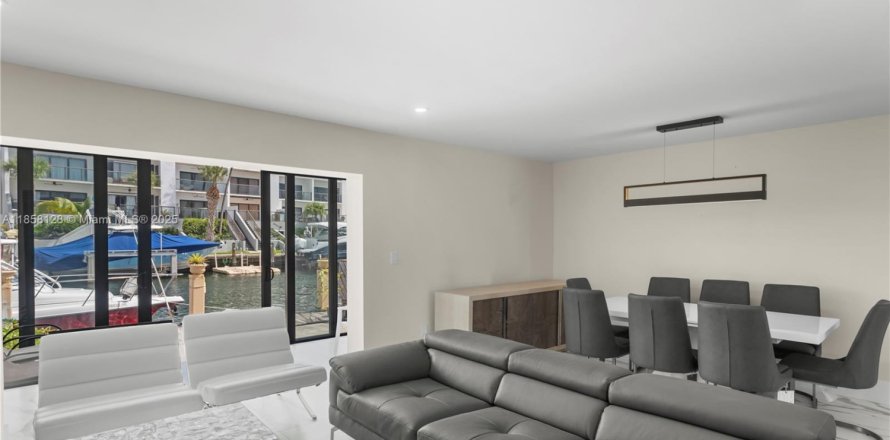 Townhouse in North Miami Beach, Florida 2 bedrooms, 145.86 sq.m. № 1960399