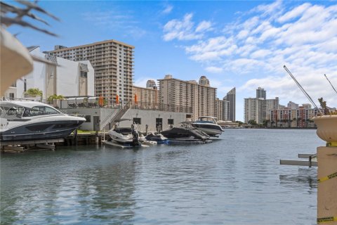 Townhouse in North Miami Beach, Florida 2 bedrooms, 145.86 sq.m. № 1960399 - photo 19