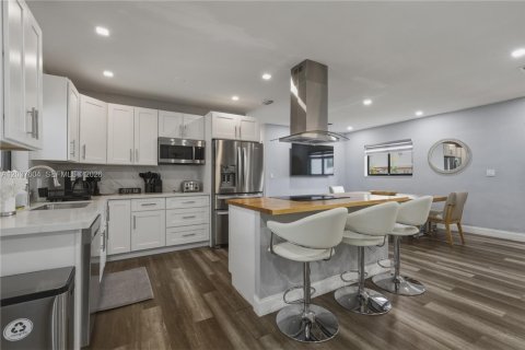 Villa ou maison à vendre à Miami, Floride: 4 chambres, 217.39 m2 № 2260285 - photo 6
