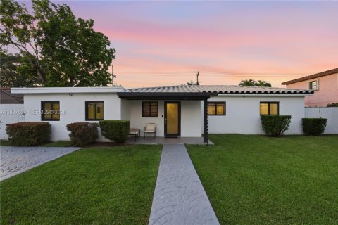 Villa ou maison à Miami, Floride 4 chambres, 217.39 m2 № 2260285