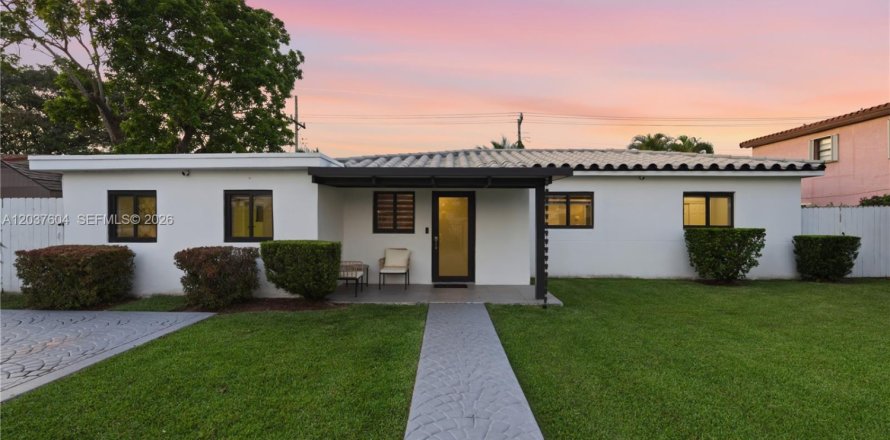 Villa ou maison à Miami, Floride 4 chambres, 217.39 m2 № 2260285