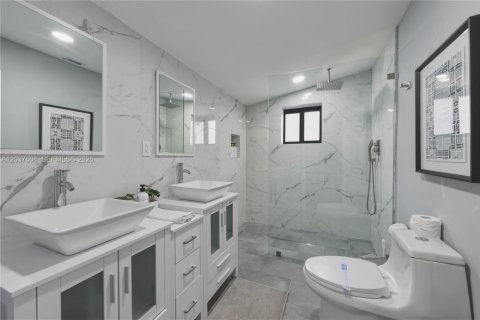 Villa ou maison à vendre à Miami, Floride: 4 chambres, 217.39 m2 № 2260285 - photo 16