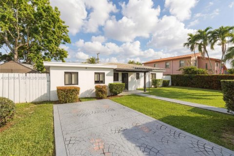 Villa ou maison à vendre à Miami, Floride: 4 chambres, 217.39 m2 № 2260285 - photo 29