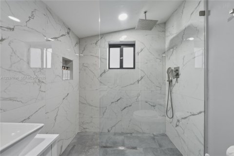 Villa ou maison à vendre à Miami, Floride: 4 chambres, 217.39 m2 № 2260285 - photo 17