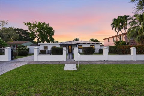 Villa ou maison à vendre à Miami, Floride: 4 chambres, 217.39 m2 № 2260285 - photo 2
