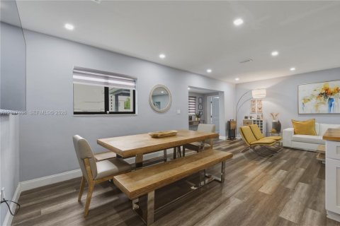 Villa ou maison à vendre à Miami, Floride: 4 chambres, 217.39 m2 № 2260285 - photo 10