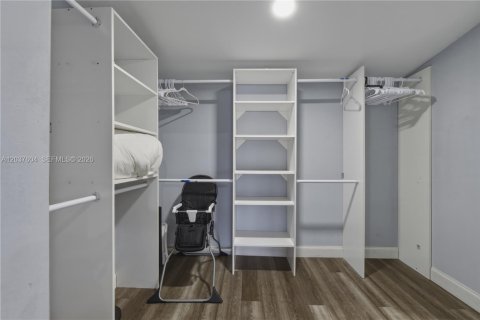 Villa ou maison à vendre à Miami, Floride: 4 chambres, 217.39 m2 № 2260285 - photo 15