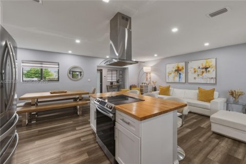 Villa ou maison à vendre à Miami, Floride: 4 chambres, 217.39 m2 № 2260285 - photo 8