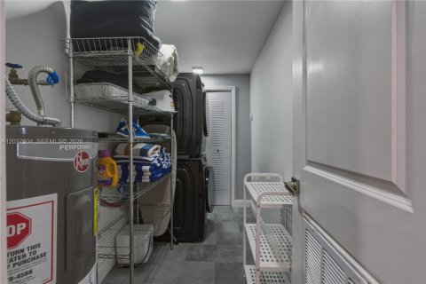 Villa ou maison à vendre à Miami, Floride: 4 chambres, 217.39 m2 № 2260285 - photo 28