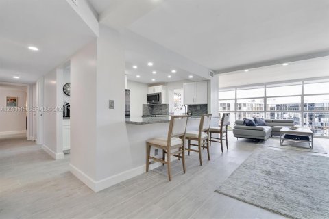 Condo in Hallandale Beach, Florida, 2 bedrooms  № 2077990 - photo 6
