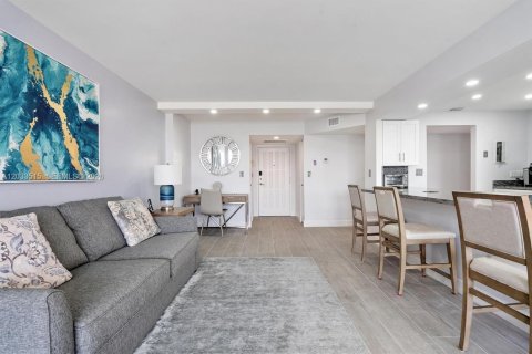 Condo in Hallandale Beach, Florida, 2 bedrooms  № 2077990 - photo 13