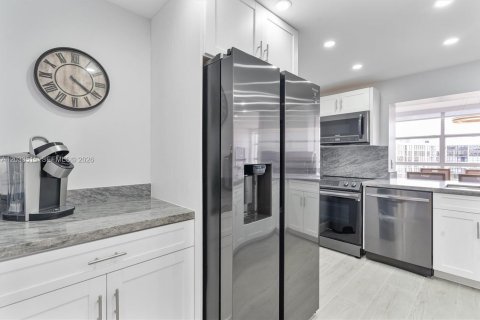 Condo in Hallandale Beach, Florida, 2 bedrooms  № 2077990 - photo 17