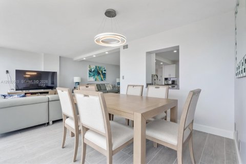 Condo in Hallandale Beach, Florida, 2 bedrooms  № 2077990 - photo 12