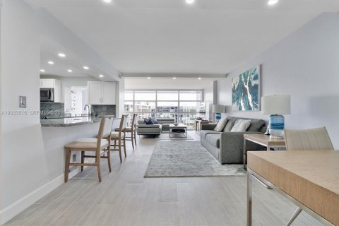 Condo in Hallandale Beach, Florida, 2 bedrooms  № 2077990 - photo 5