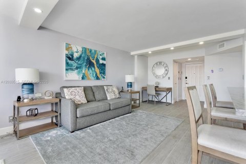 Condo in Hallandale Beach, Florida, 2 bedrooms  № 2077990 - photo 7