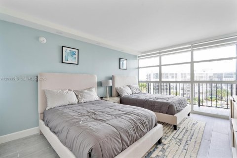 Condo in Hallandale Beach, Florida, 2 bedrooms  № 2077990 - photo 21