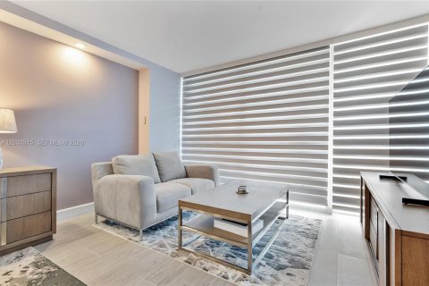 Condo in Hallandale Beach, Florida, 2 bedrooms  № 2077990 - photo 24